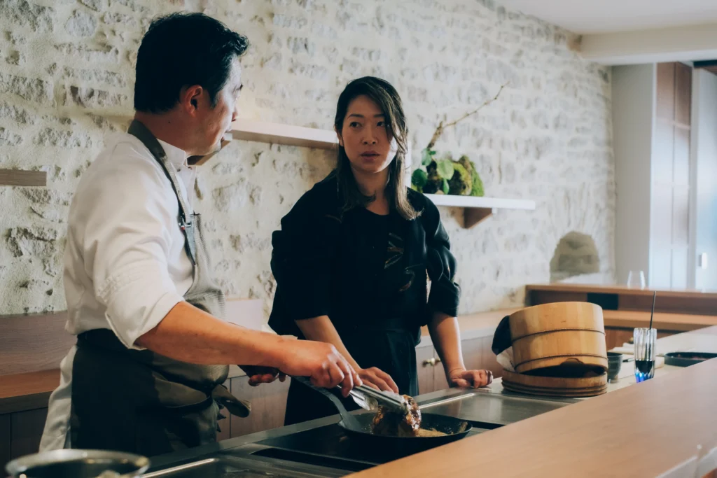 Chef en cuisine au restaurant Kirameki